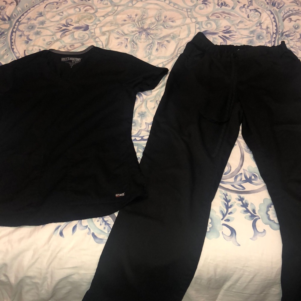 Greys anatomy black scrub set. Top & bottom small